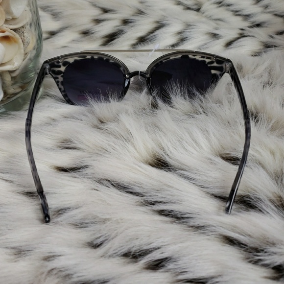 Retro Cat Eye Clear Animal Print Sunglasses - Picture 6 of 7